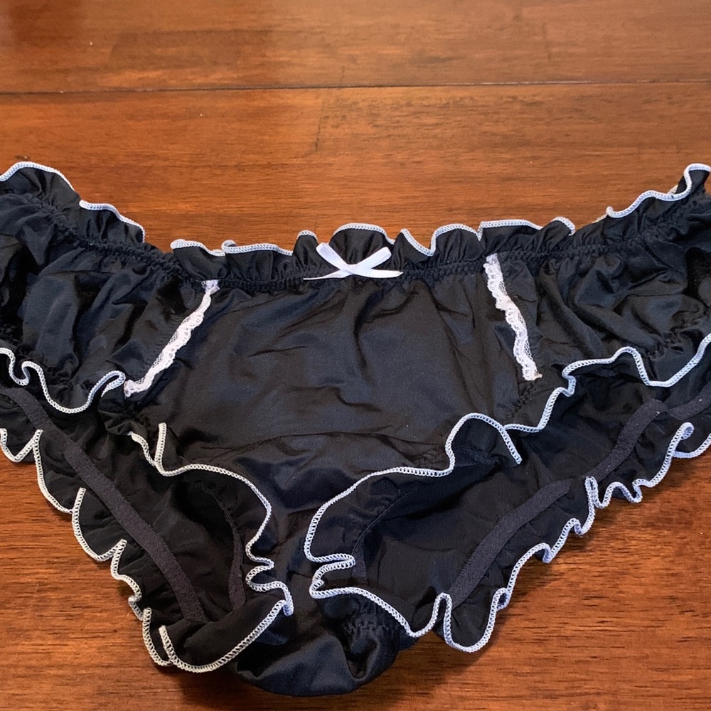 Victoria's Secret Black Ruffled Bikini Bottoms, absolutely adorable black,pink M
